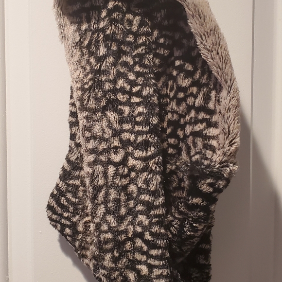 Faux Fur Leopard Infinity Scarf - Picture 3 of 3